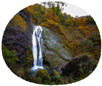 日本の滝百選の一つ 鈴ヶ滝