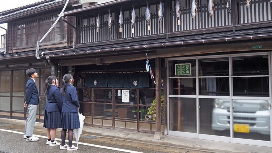 %e8%a6%8b%e4%b8%8a%e3%81%92%e3%82%8b%e6%9d%b1%e4%b8%ad%e7%94%9f