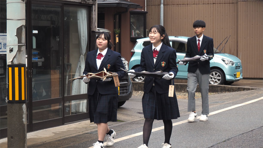 %e5%a1%a9%e5%bc%95%e3%81%8d%e3%82%92%e9%81%8b%e3%81%b6%e6%9d%b1%e4%b8%ad%e7%94%9f%e5%be%92