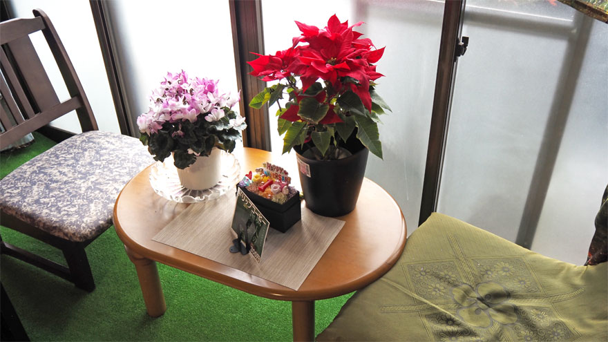 %e5%86%85%e8%a6%b3_%e7%aa%93%e5%81%b4%e3%81%ae%e4%ba%8c%e4%ba%ba%e6%8e%9b%e3%81%91